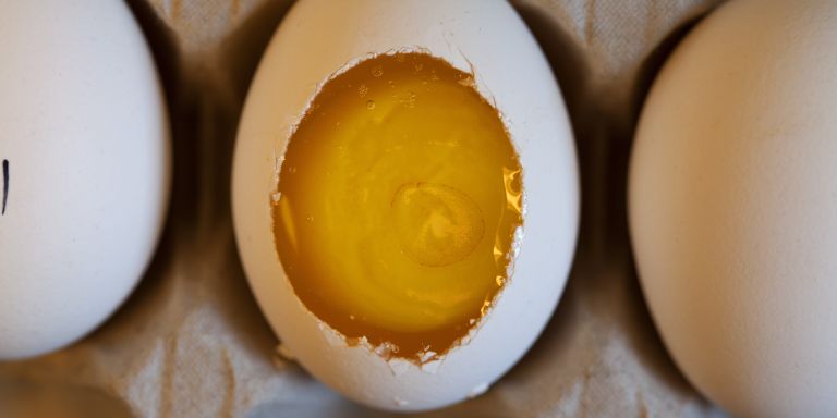 Tre ägg det i mitten med äggulan synligt