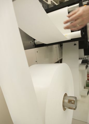 Pappersrulle i tryckpress